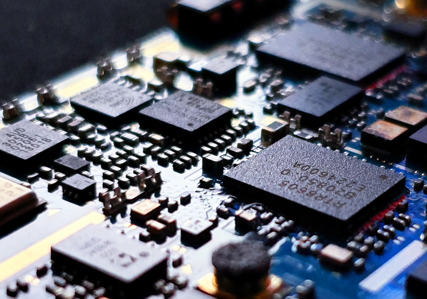 拜登签署“对华投资限制”，涉量子技术、AI、先进半导体